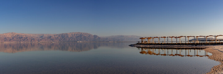 Obraz premium Shade structure with reflection daytime at the Dead Sea in Israel 