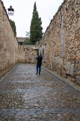 Fotógrafo por calles de piedra