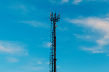 Obraz premium Satellite tower on background of blue sky.