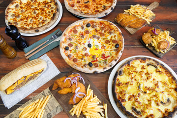 Composition des plats de restauration rapide sur fond rustique foncé, vue de dessus. Assortiment de pizza. Pizza à emporter. Concept restaurant.