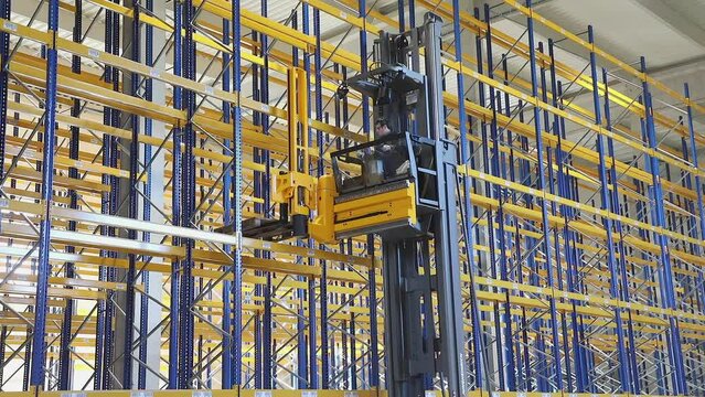 High Rack Forklift Stacker Empty Shelving System in Warehouse