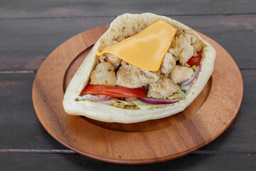 Sandwich kebab fait maison dans une assiette sur une table en bois. Döner Kebab gros plan.