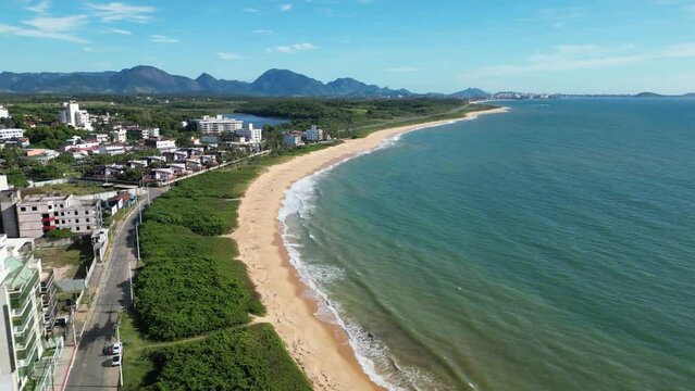 Imagem aérea das praias de Nova Guarapari, Peracanga, Guaibura e Bacutia no bairro também conhecido como Enseada Azul, na cidade turística de Guarapari no Espírito Santo, Brasil.