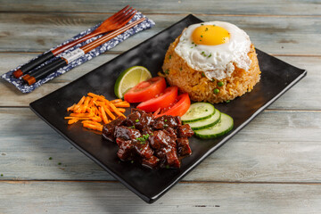 Boeuf lôc lac. Spécialité cambodgienne.
