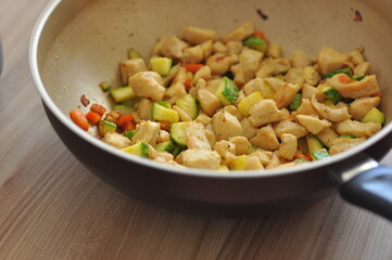 panela com frango picado com legumes 