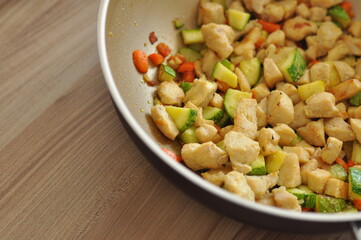 panela com frango picado com legumes 