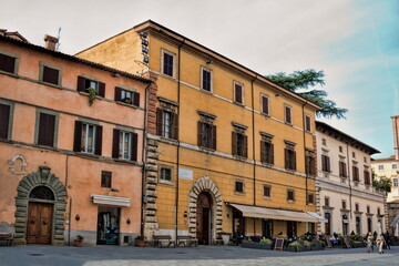 todi, italien - historische häuserzeile an der piazza del popolo