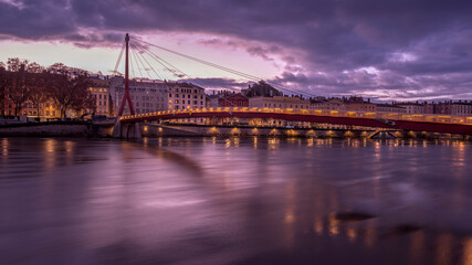 Paysage urbain de la ville touristique de Lyon en France, au crépuscule en hiver
