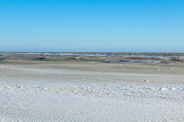 Fototapeta na wymiar Close-up of the icy seashore