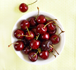 Fototapeta na wymiar Sweet cherry in bowl