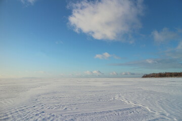Fototapeta na wymiar frozen lake covered with snow winter landscape
