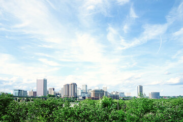 Obraz premium View of the Richmond Virginia skyline under blue sky