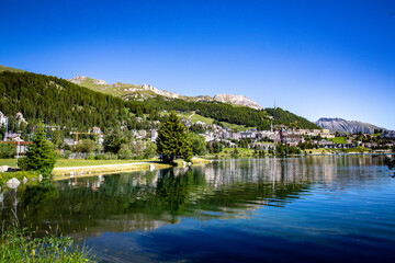 Fototapeta premium Sankt Moritz can be seen on the surface Sankt Moritzsee
