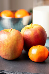 Photo culinaire avec mise en scène de produit : fruits, pommes et mandarines