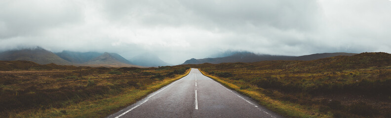 Eine gerade Straße auf der Isle Of Skye in Schottland