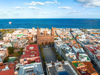 Obraz premium Panoramic aerial view of Las Palmas de Gran Canaria and Las Canteras beach at sunset, Canary Islands, Spain.