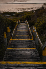 Escadas de praia com highlights a amarelo