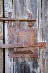 Altes rostiges Schloss aus Metall an der Tür einer Scheune