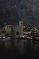 Fototapeta premium hallsttat mountain village surrounded by lakes and trees in autumn