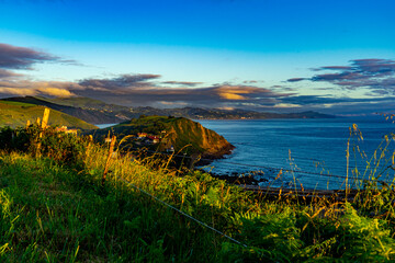 Obraz premium Landscape overlooking the green hills and the Atlantic Ocean. Coast of Basque Country, Spain