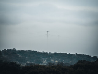 Paisaje de monta&ntilde;a con niebla 