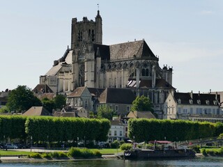 Obraz premium La cathédrale Saint-Etienne dominant les quais de l’Yonne à Auxerre