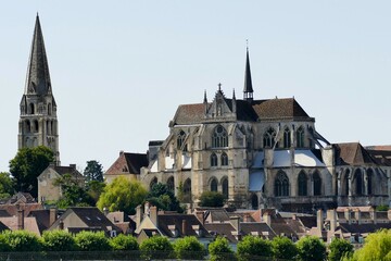 Fototapeta na wymiar L’Abbaye Saint-Germain dominant les maisons de la ville d’Auxerre 