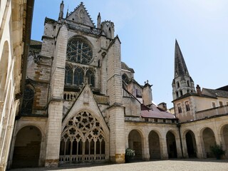 Fototapeta premium La façade latérale et le clocher de l’Abbaye Saint-Germain à Auxerre vus depuis le cloitre 