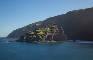 Costa abrupta con rocas junto a los acantilados.