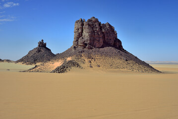 Fototapeta na wymiar SAHARA DESERT, SAND DUNES AND ROCK FORMATIONS DURING JEEP SAFARI IN ALGERIA AROUND DJANET OASIS AND ERG ADMAR