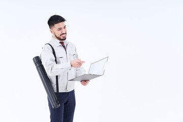 指差し確認をする作業着姿のビジネスパーソン