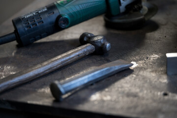 hammer and chisel
