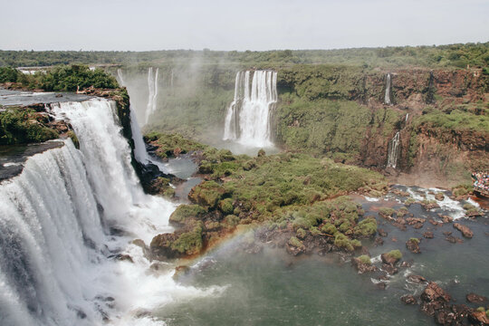 Cataratas do Igua&ccedil;u e Rio Paraguai com c&acirc;nions e cachoeiras, &aacute;rvores e arco iris no meio da floresa