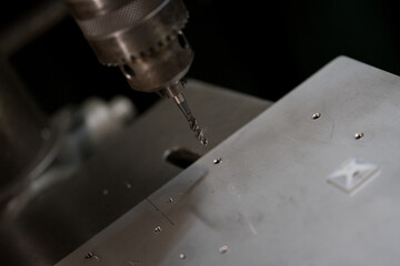 Cutting a screw with a tapping machine
