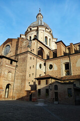 Fototapeta na wymiar Mantua Piazza Alberti Basilica di Sant Andrea Hochformat
