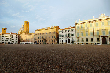 Fototapeta na wymiar Mantua Piazza Sordello
