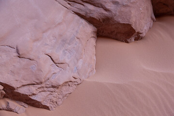 Roter Sandstein zerfällt durch Erosion zu feinsten Sandpuder im Arches Nationalpark in Utah