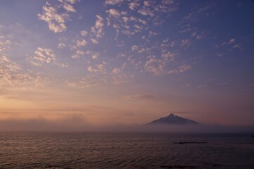 Fototapeta na wymiar 夜明けの礼文島から望む利尻富士