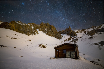 Notte stellata con vista sul bivacco valmaggia nel cuore delle alpi cozie, in una fredda notte invernale