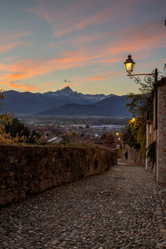 tramonto nei vicoli di saluzzo vecchia (CN) con vista sul monviso