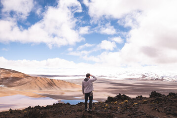 hombre, observando paisaje de montaña junto a Laguna Grande Argentina