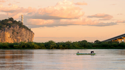Barqueiro pescando no velho Chico