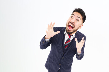 驚いた表情のスーツ姿の男性
