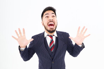 驚いた表情のスーツ姿の男性