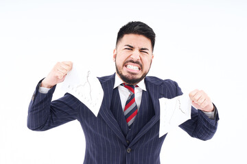 資料を破り捨てるスーツ姿の男性