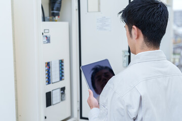 配電盤の点検をする男性作業員