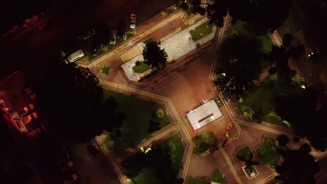 Sobre volando con Drone parque del municipio de sevilla valle del cauca en la noche