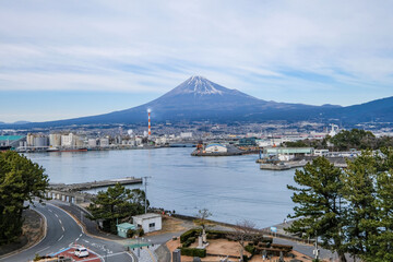 静岡県富士市田子の浦からの富士山と工場