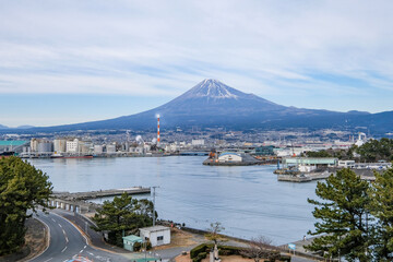 Fototapeta na wymiar 静岡県富士市田子の浦からの富士山と工場