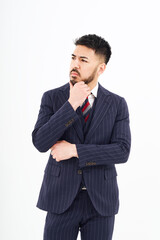 考え込むポーズをするスーツ姿の男性